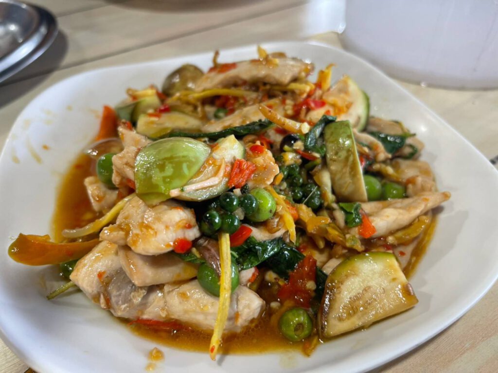 ร้าน “เจ๊น้องซีฟู้ด” สะพานยาว Sea food จัดว่าเด็ด พิกัด : เจ๊น้อง